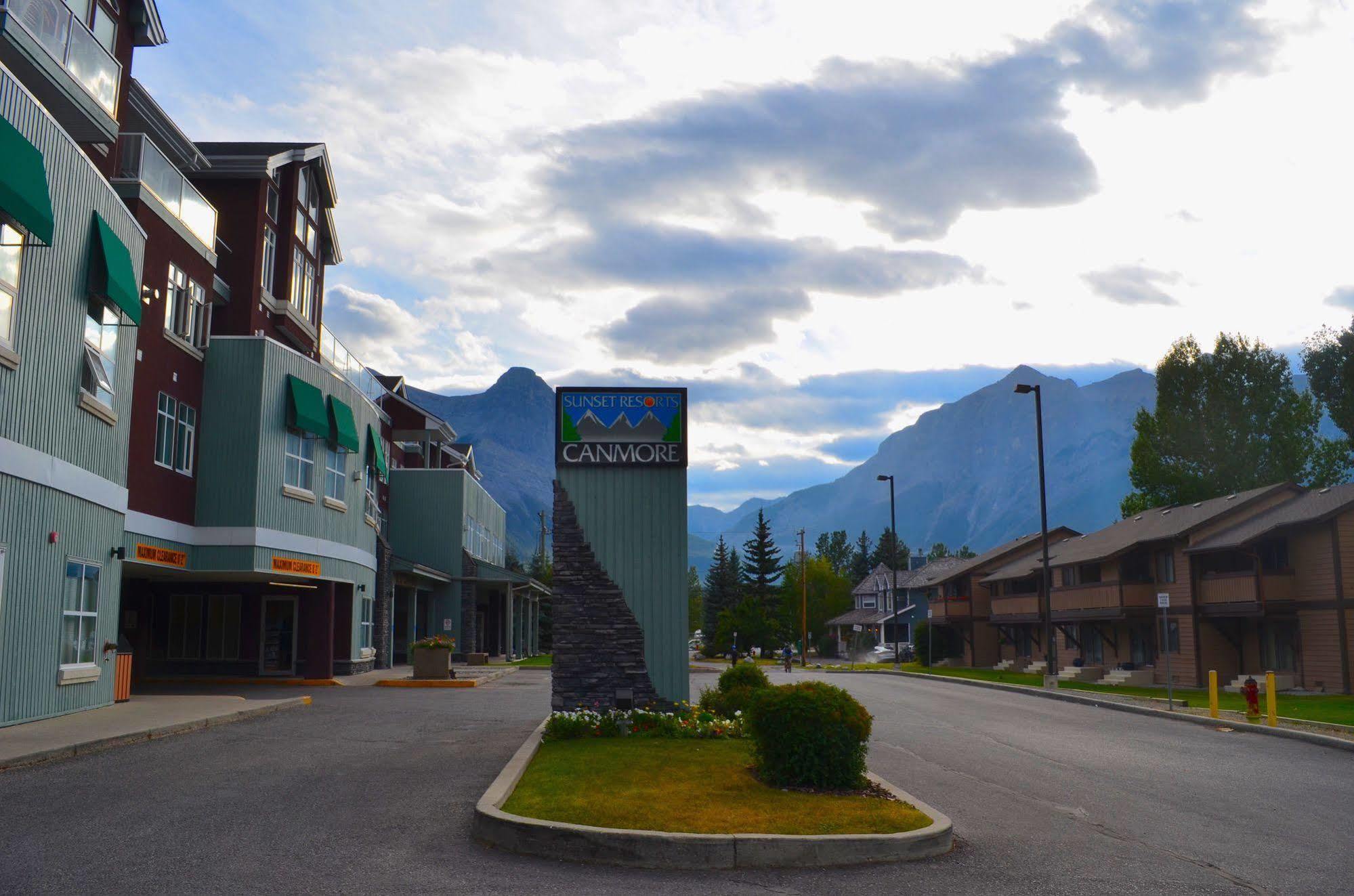 Sunset Mountain Inn Canmore Exterior foto